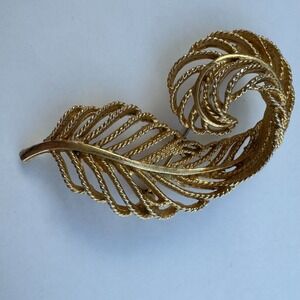 Vintage Lisner Brooch Gold Tone Textured Leaf Ostrich Feather Swirl Abstract